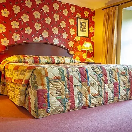 Lynhams Hotel